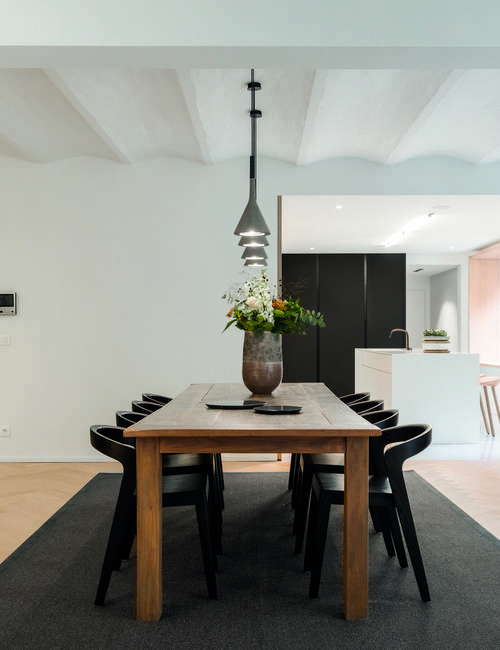 Woonkamer parket hout wit keuken