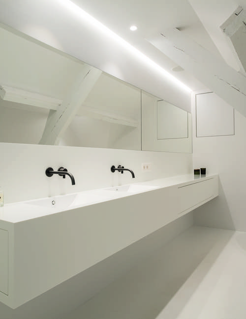 Badkamer wit rust zen gietvloer