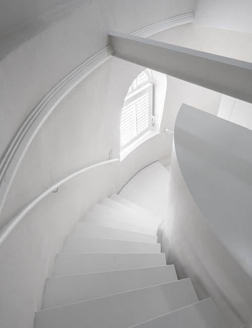 Molen trap zolder witte gietvloer