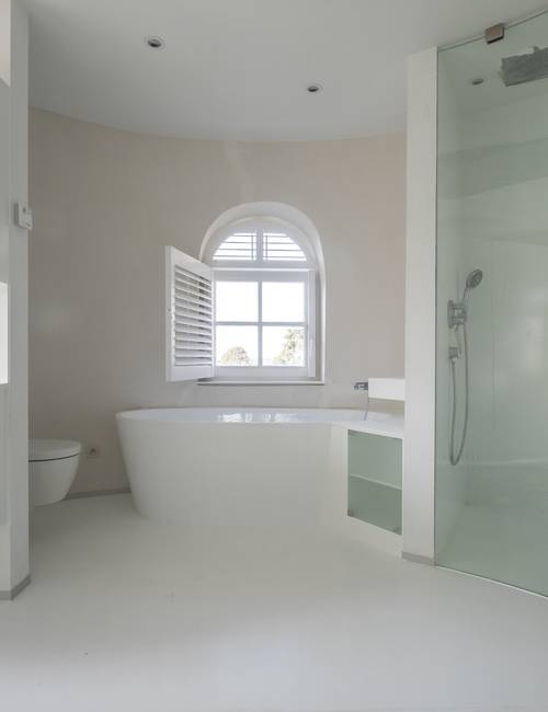Molen badkamer witte gietvloer bad