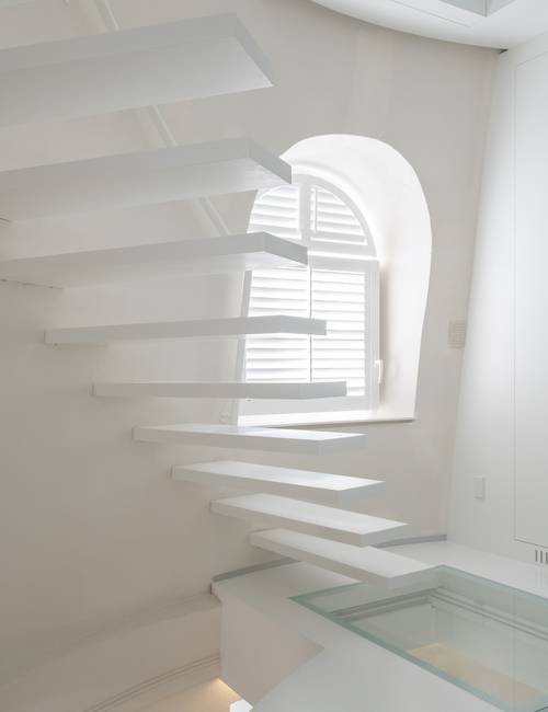 Molen trap witte gietvloer