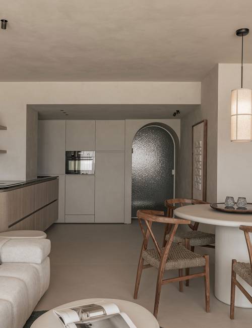Salle de séjour avec cuisine dans un appartement avec sol Socrete