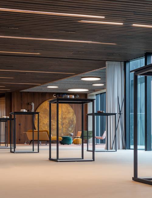 moderne hal met hoge tafels