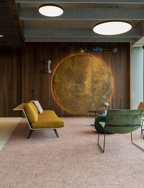 zithoek met tapijt en socrete gietvloer