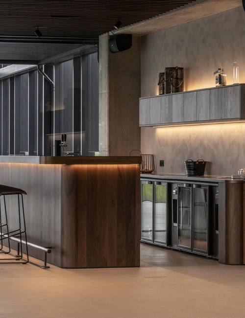 bar met houten afwerking op socrete gietvloer