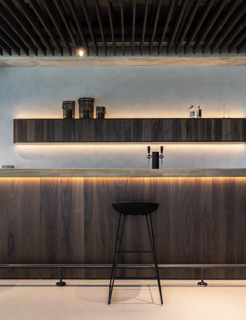 barmeubel in hout met barstoelen