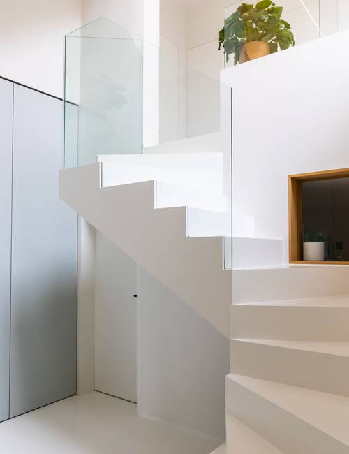 witte traphal afgewerkt in mellow gietvloer