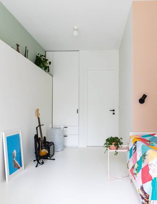 moderne slaapkamer met witte mellow gietvloer