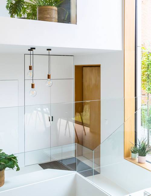 witte hal met witte mellow gietvloer en houten afwerking