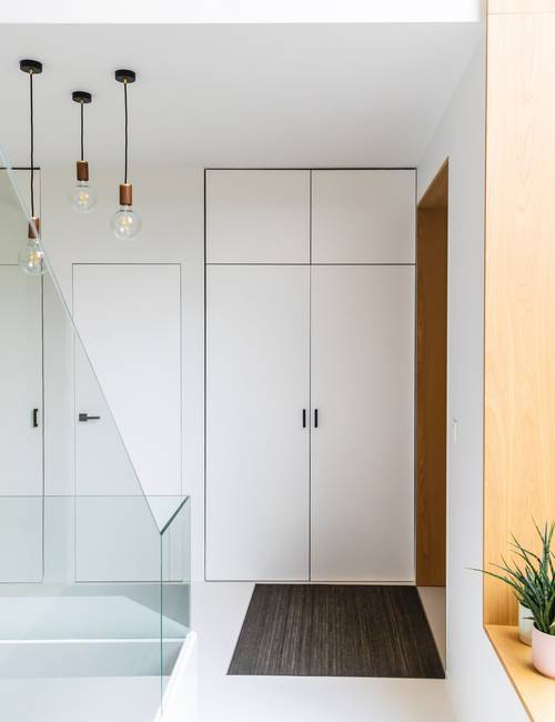 inkomhal met witte mellow gietvloer en ingebouwde vloermat