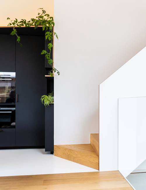 mellow gietvloer met houten trap en vloer