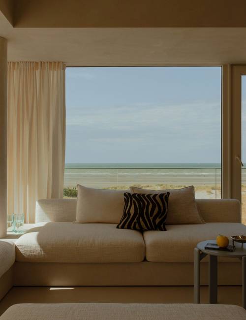 Salon de l'appartement côtier avec sol coulé Socrete