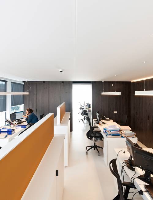 Boekhoudkantoor gietvloer kleuren geel zwart