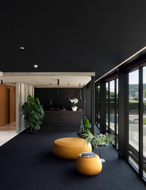 Boekhoudkantoor gietvloer kleuren geel zwart 1