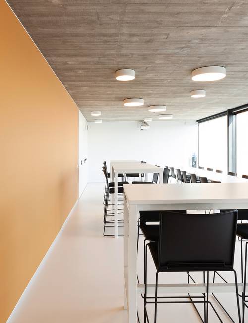 Boekhoudkantoor gietvloer kleuren geel zwart 2