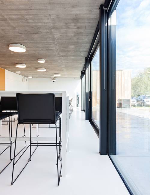 Boekhoudkantoor gietvloer kleuren geel zwart refter