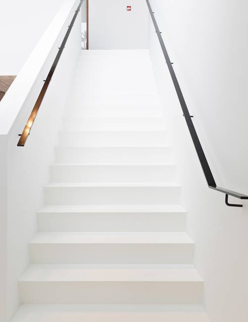 Boekhoudkantoor gietvloer kleuren geel zwart trap