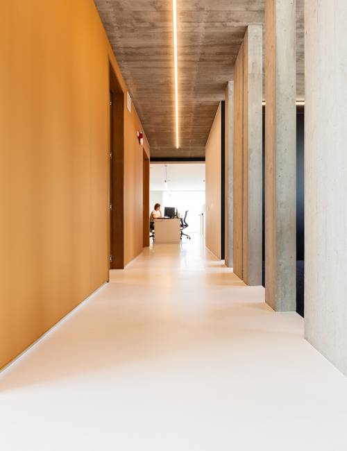 Boekhoudkantoor gietvloer kleuren geel zwart hal