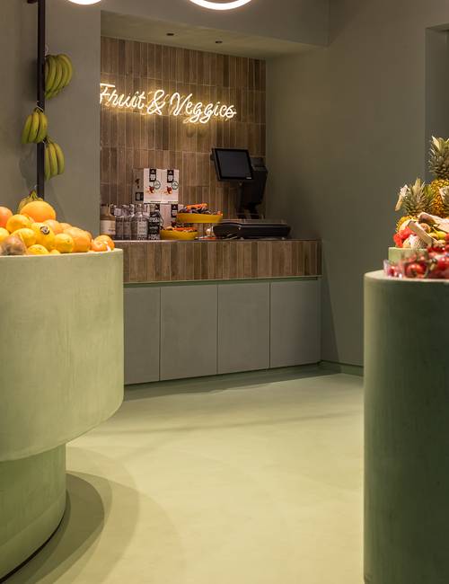 fruithoek in delicatessenzaak met gietvloer