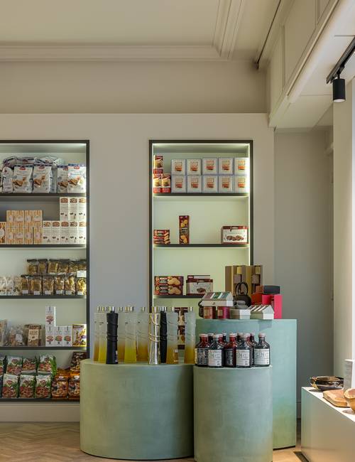 design stands met minerale afwerking en uitstalrekken