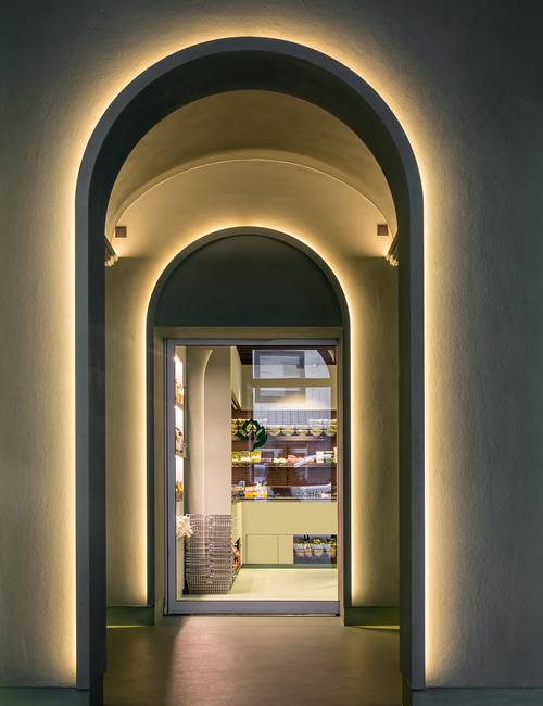 doorgang in socrete met ingebouwde verlichting