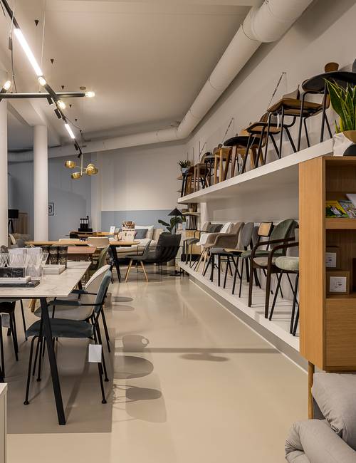 showroom met assortiment stoelen