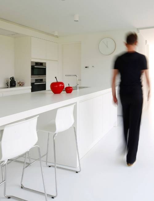 Realizácia liatej podlahy Mellow od spoločnosti Liquidfloors v obytnom dome v kuchyni, kúpeľni a jednoliato prepojené schodmi Liquid Steps prízemie s prvým podlažím.