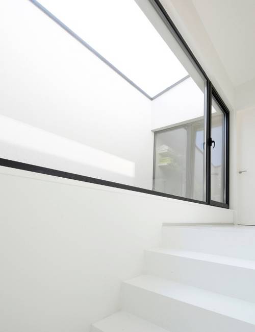 Realizácia liatej podlahy Mellow od spoločnosti Liquidfloors v obytnom dome v kuchyni, kúpeľni a jednoliato prepojené schodmi Liquid Steps prízemie s prvým podlažím.