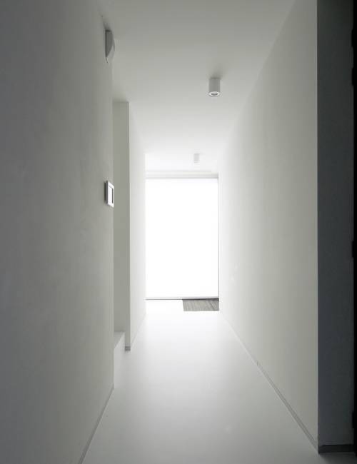 Realizácia liatej podlahy Mellow od spoločnosti Liquidfloors v obytnom dome v kuchyni, kúpeľni a jednoliato prepojené schodmi Liquid Steps prízemie s prvým podlažím.