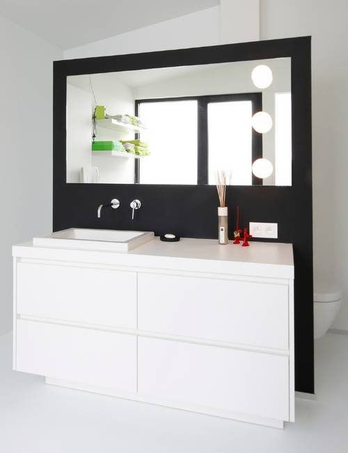 Realizácia liatej podlahy Mellow od spoločnosti Liquidfloors v obytnom dome v kuchyni, kúpeľni a jednoliato prepojené schodmi Liquid Steps prízemie s prvým podlažím.