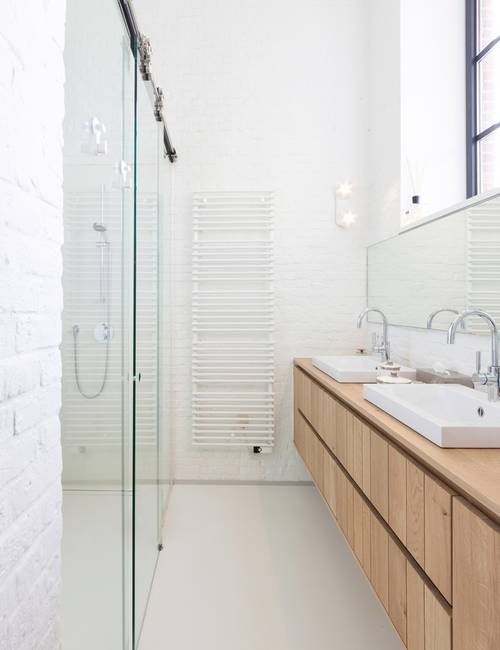 Badkamer gietvloer wit hout