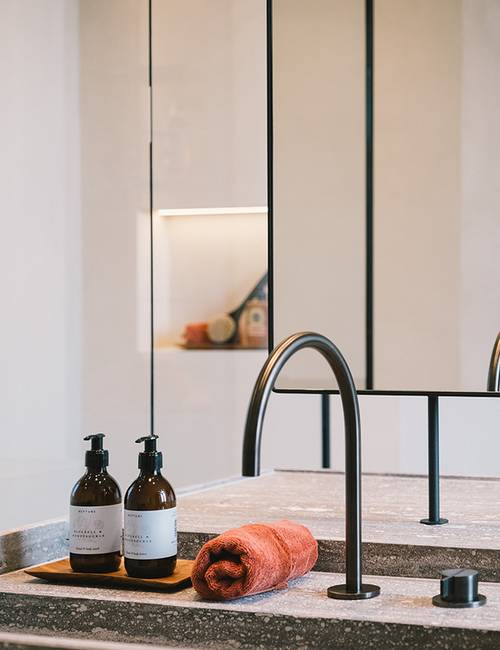 wastafel kraan socrete spiegel douche