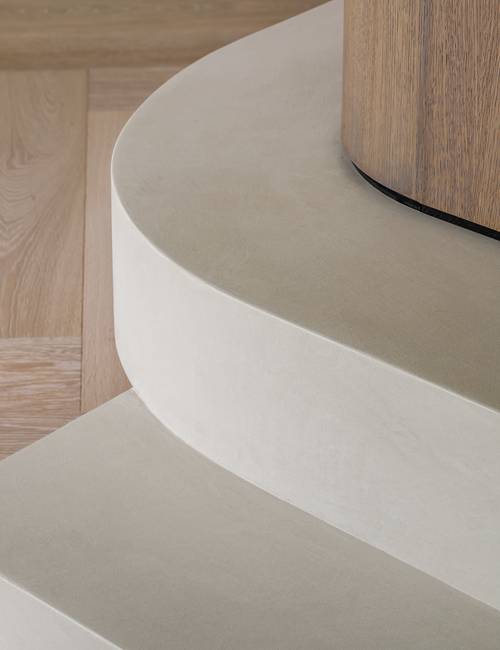 Socrete op afgeronde trappen in HB Residentie door Studio Leeman