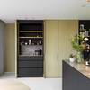 Cuisine moderne avec sol coulé blanc Mellow
