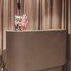 Carran op balie in restaurant Rebelle