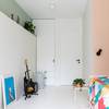 moderne slaapkamer met witte mellow gietvloer