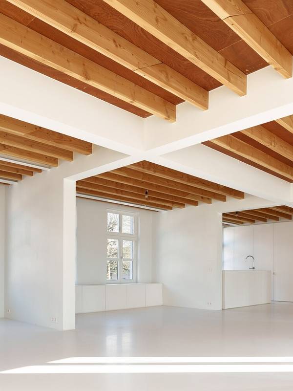 praktijk woning vloer gietvloer wit hout plafond